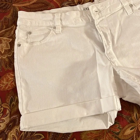 a.n.a White Stretch Denim Cuffed Shorts Size 6 - Picture 5 of 5